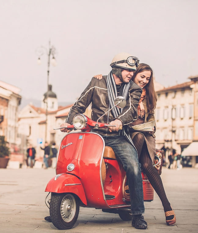 vespaに乗る男女